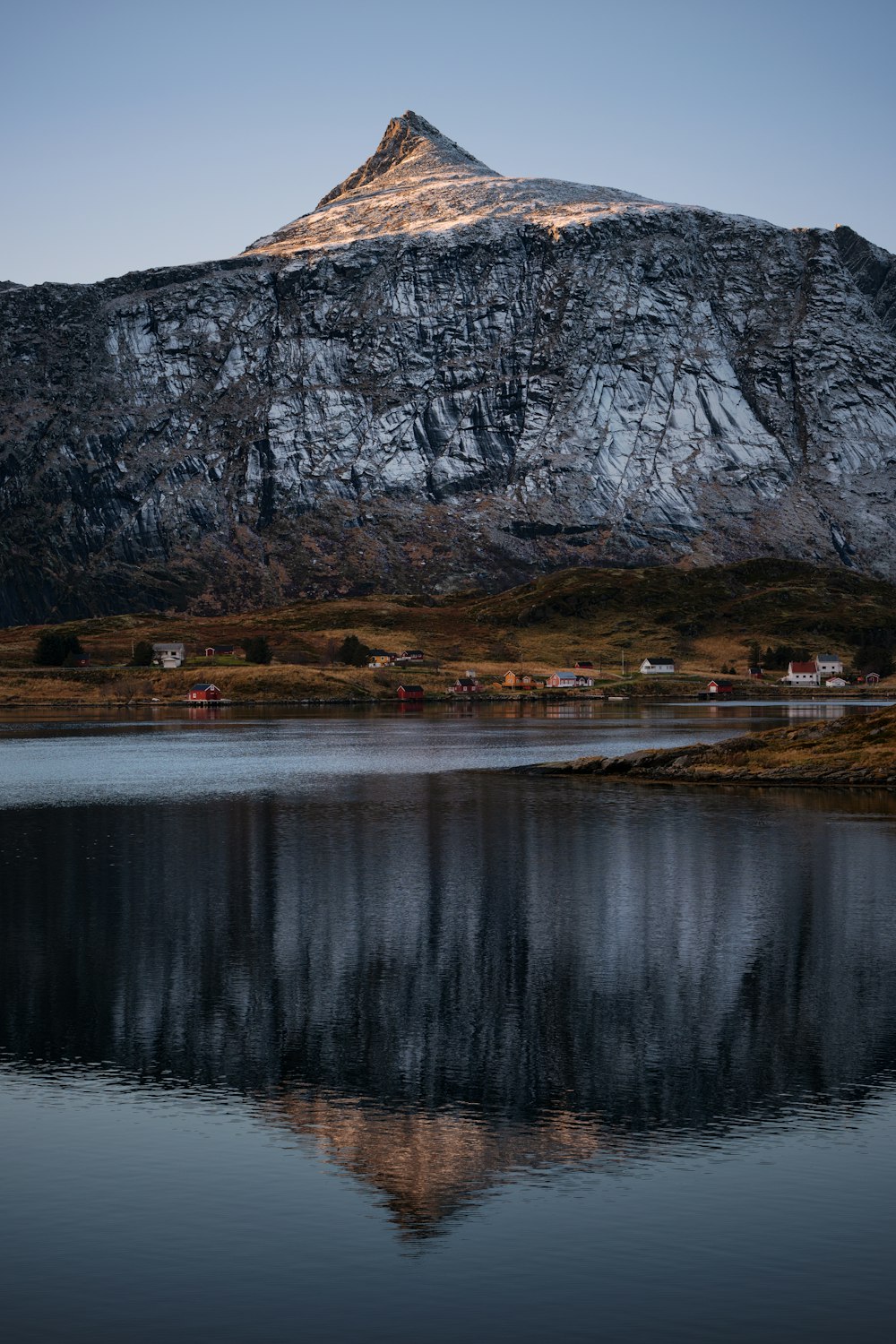 une montagne avec un lac devant elle