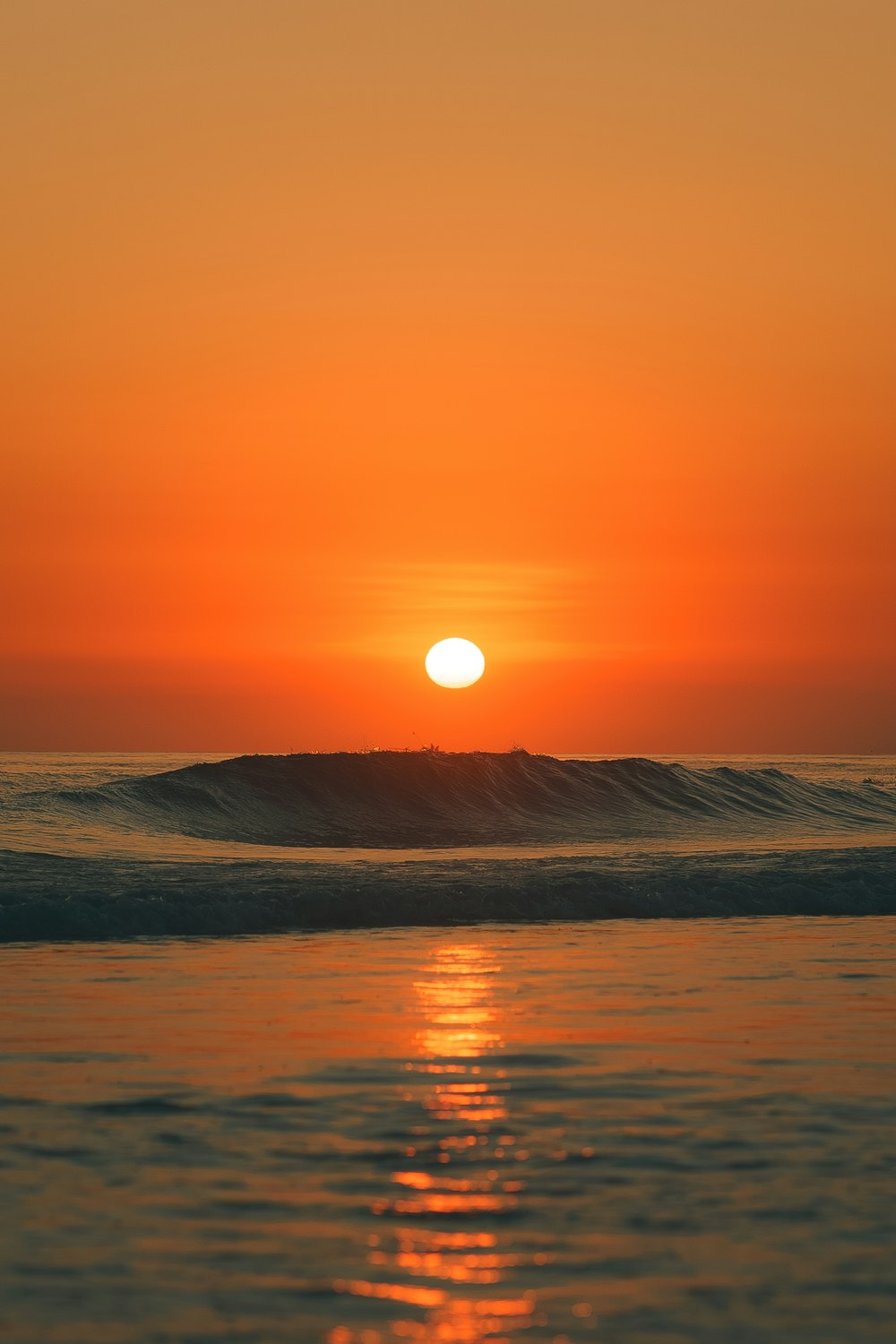 Le soleil se couche sur l’océan avec des vagues