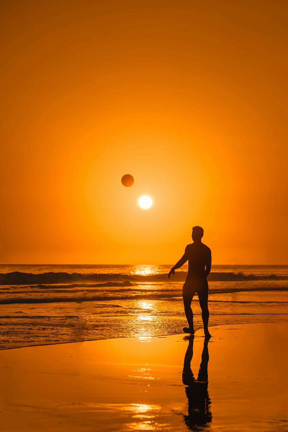 Ein Mann steht auf einem Strand am Meer