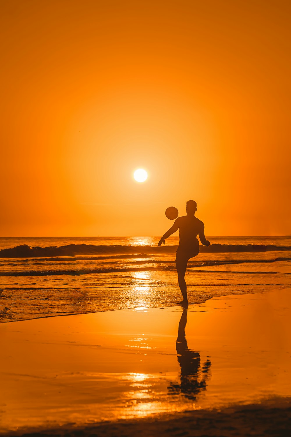 Eine Person am Strand mit einem Frisbee