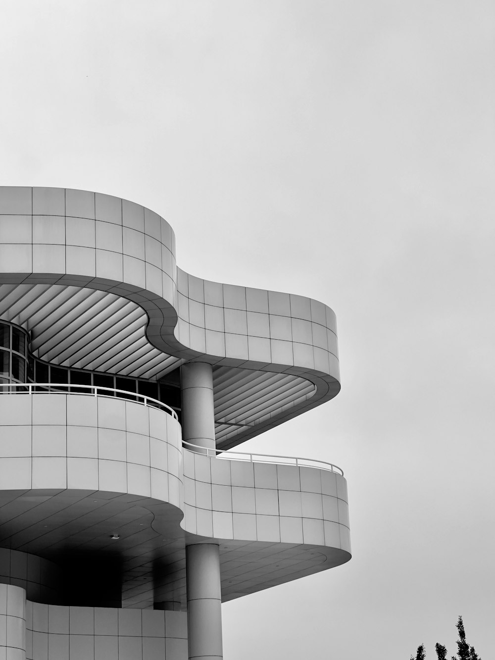 a black and white photo of a building