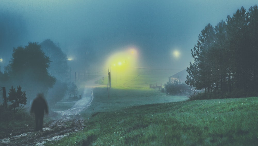 Eine Person, die im Nebel eine Straße entlang geht