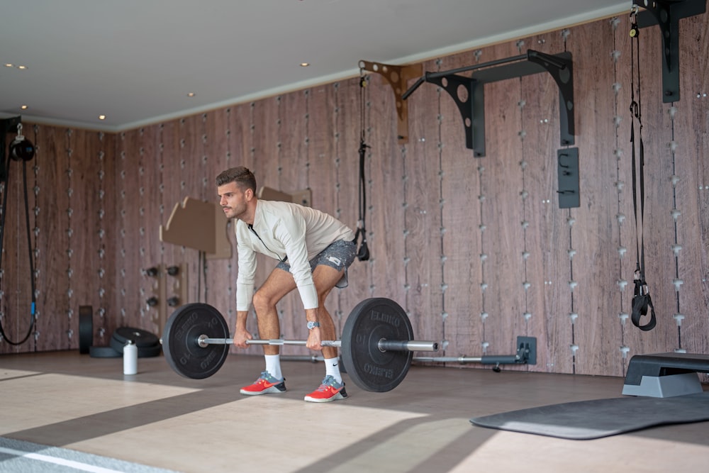 Un uomo che solleva un bilanciere in una palestra