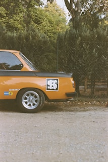 rueda trasera de un coche clásico