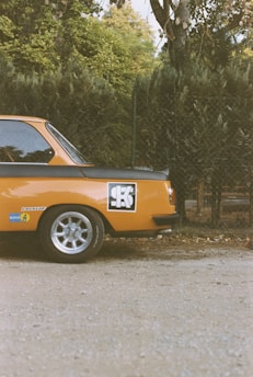 rueda trasera de un coche clásico
