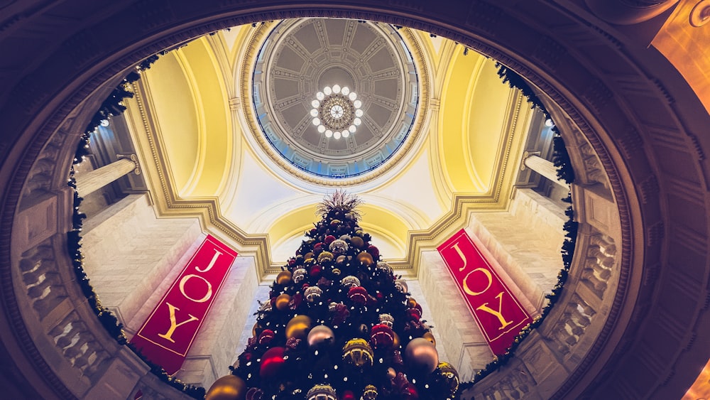 uma árvore de Natal no meio de um edifício