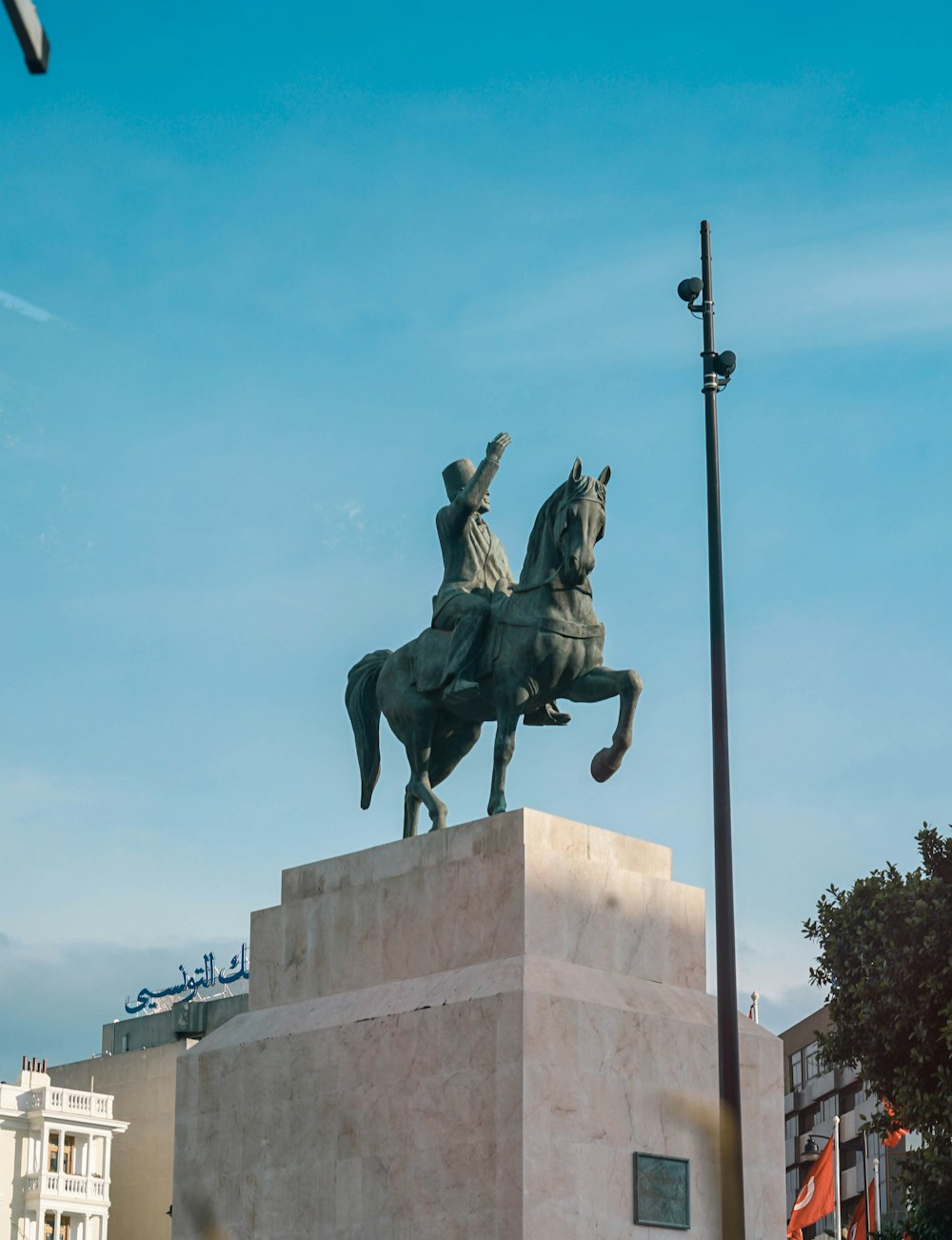 Eine Statue eines Mannes, der auf einem Pferd reitet