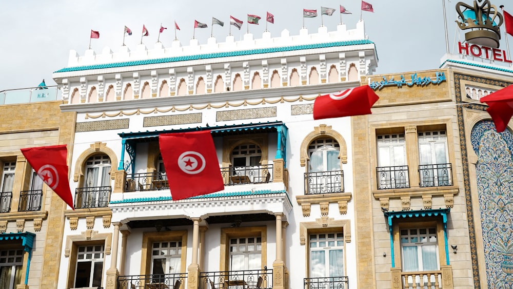 Un gran edificio con banderas ondeando frente a él