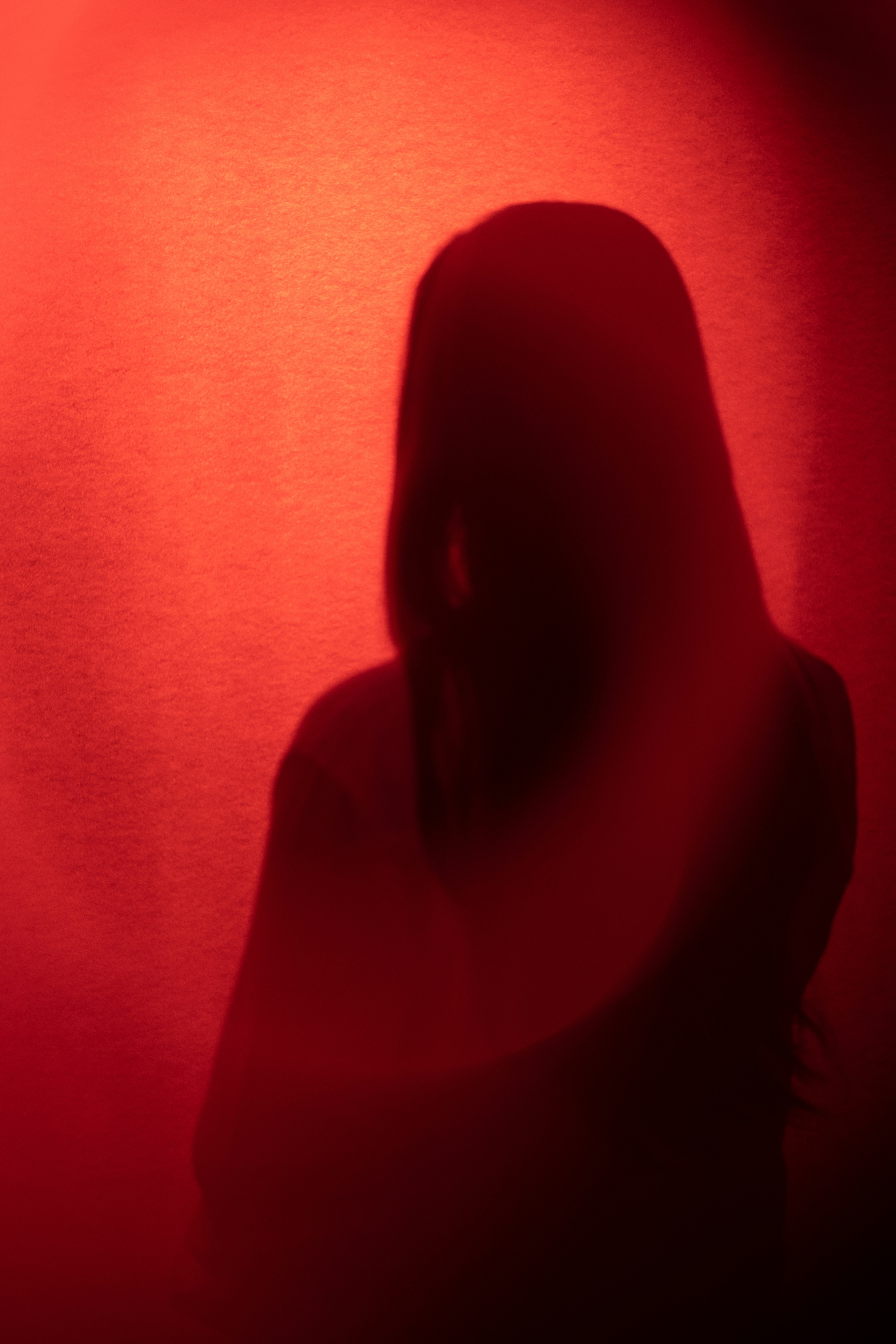 Eine Frau steht vor einer roten Wand