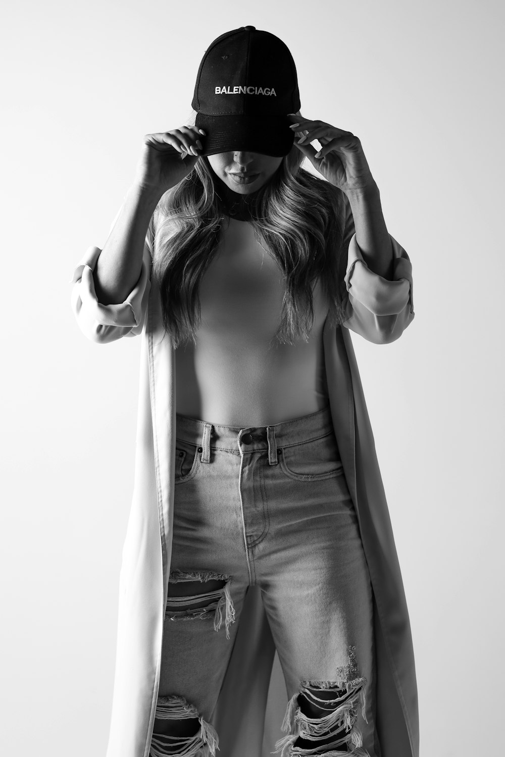 Foto Una foto en blanco y negro de una mujer con jeans rotos – Imagen  Austin gratis en Unsplash