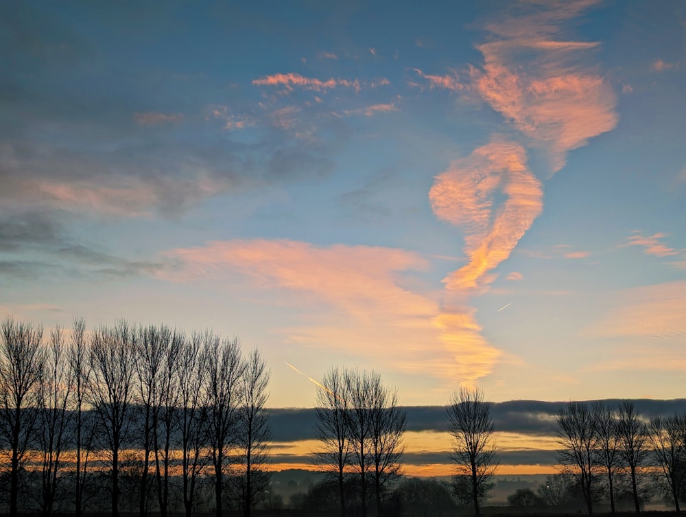 Il cielo è pieno di nuvole mentre il sole tramonta