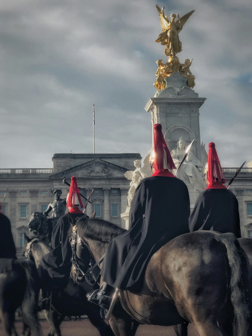 um grupo de homens montados nas costas de cavalos