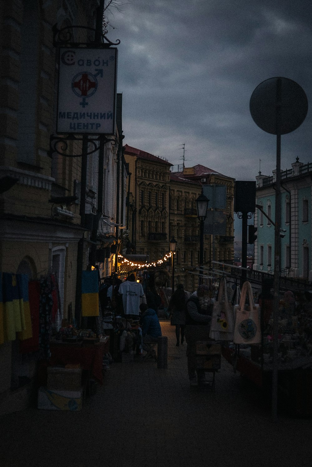 Una calle de la ciudad con mucha gente caminando