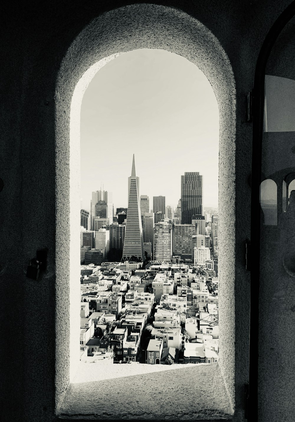 una vista di una città da una finestra in un edificio