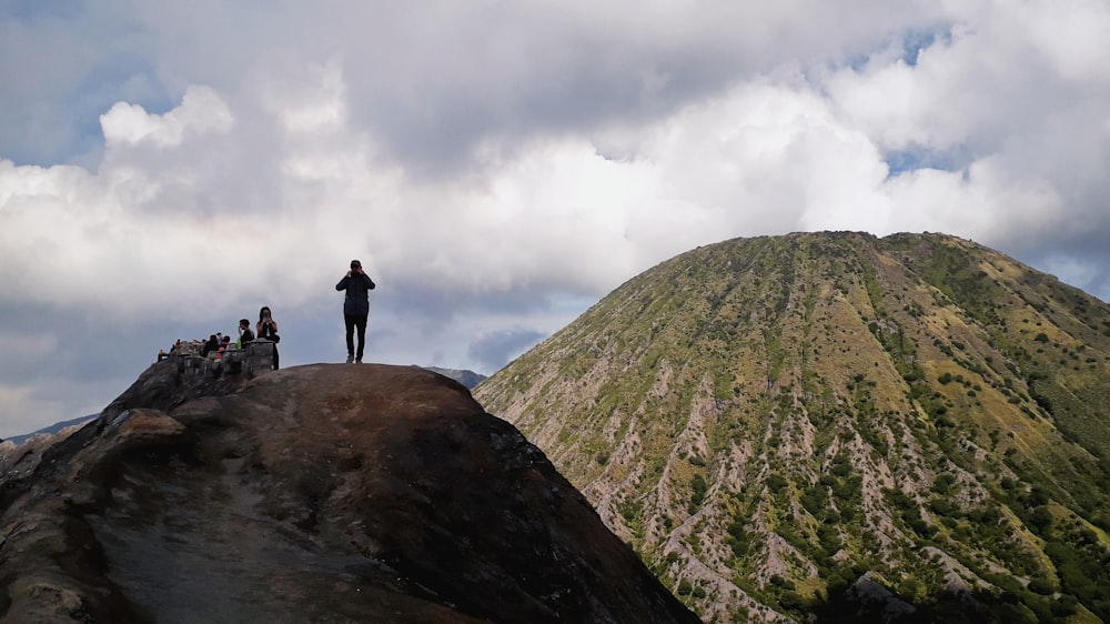 Un grupo de personas de pie en la cima de una montaña