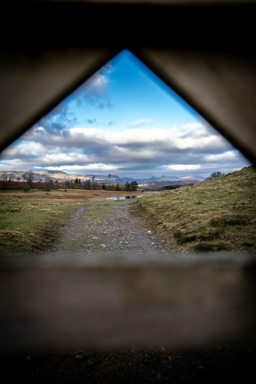 una vista di una strada sterrata attraverso una finestra