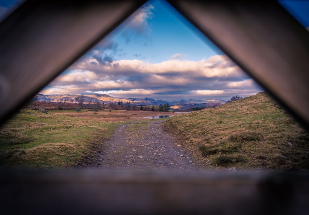 una vista dall'interno di un veicolo che guarda una strada sterrata