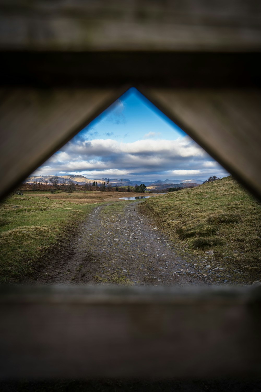 una vista di una strada sterrata attraverso una finestra