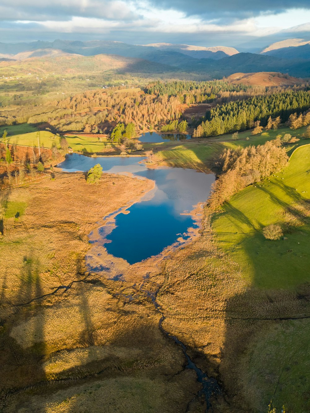 una veduta aerea di un lago circondato da montagne