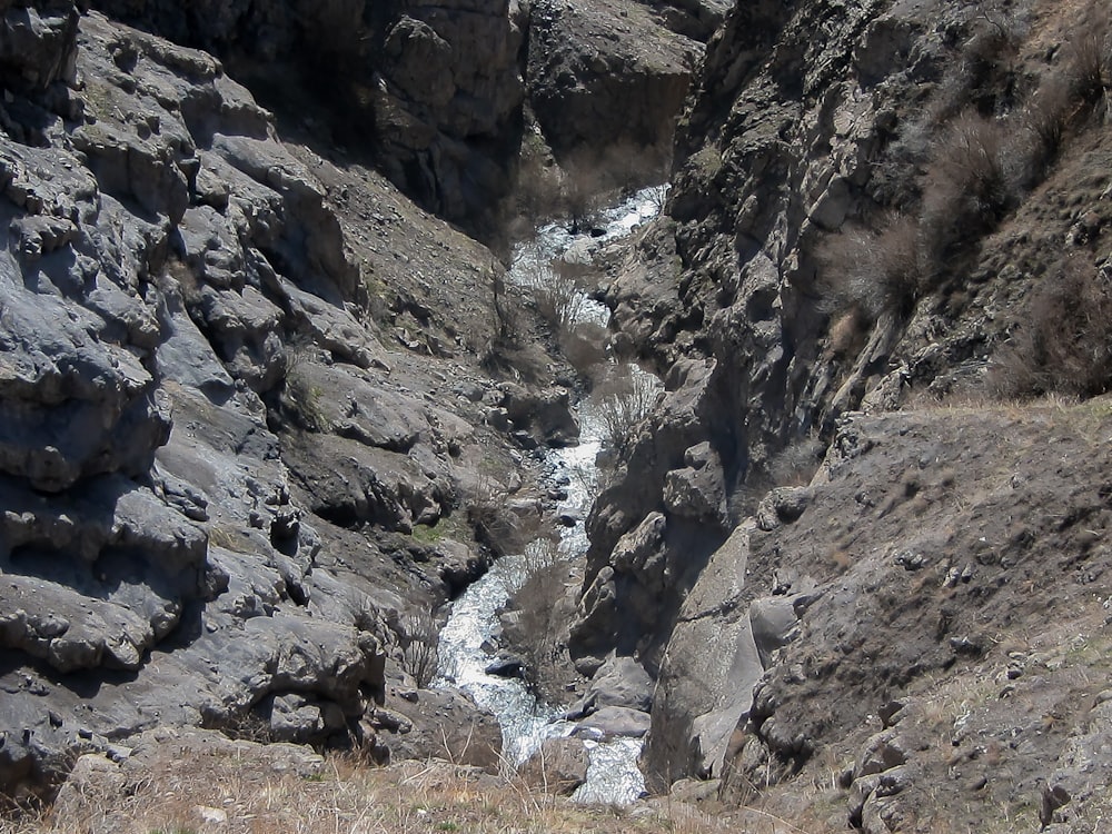 Ein Fluss, der durch eine felsige Bergseite fließt