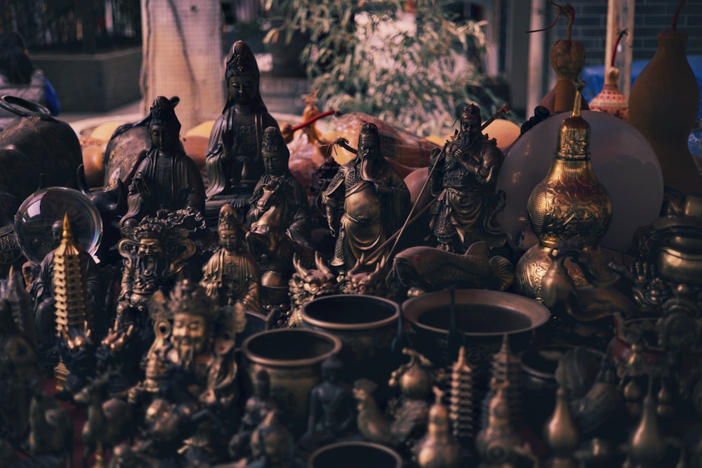 a table topped with lots of different types of vases