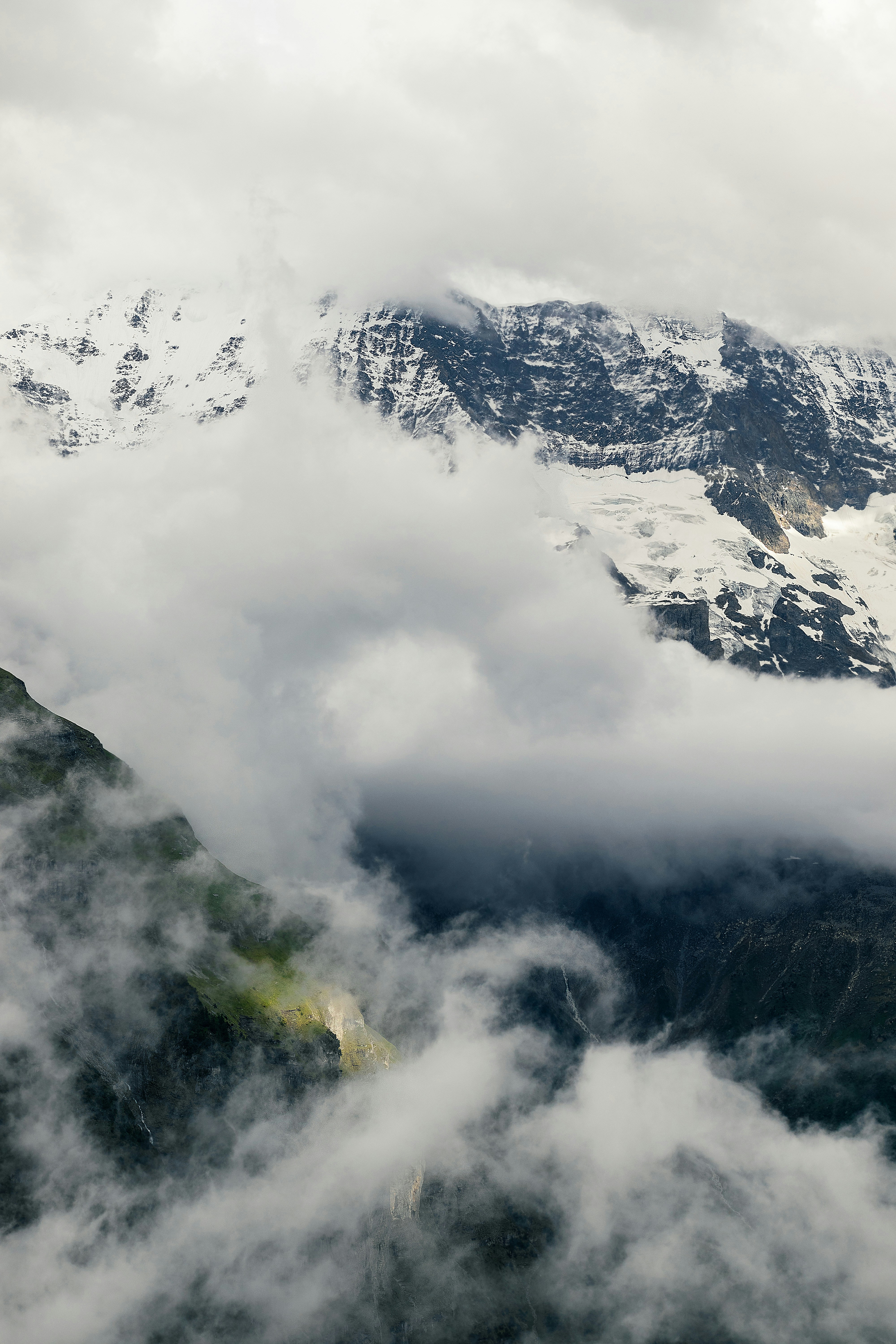 Blick auf eine wolkenverhangene Bergkette
