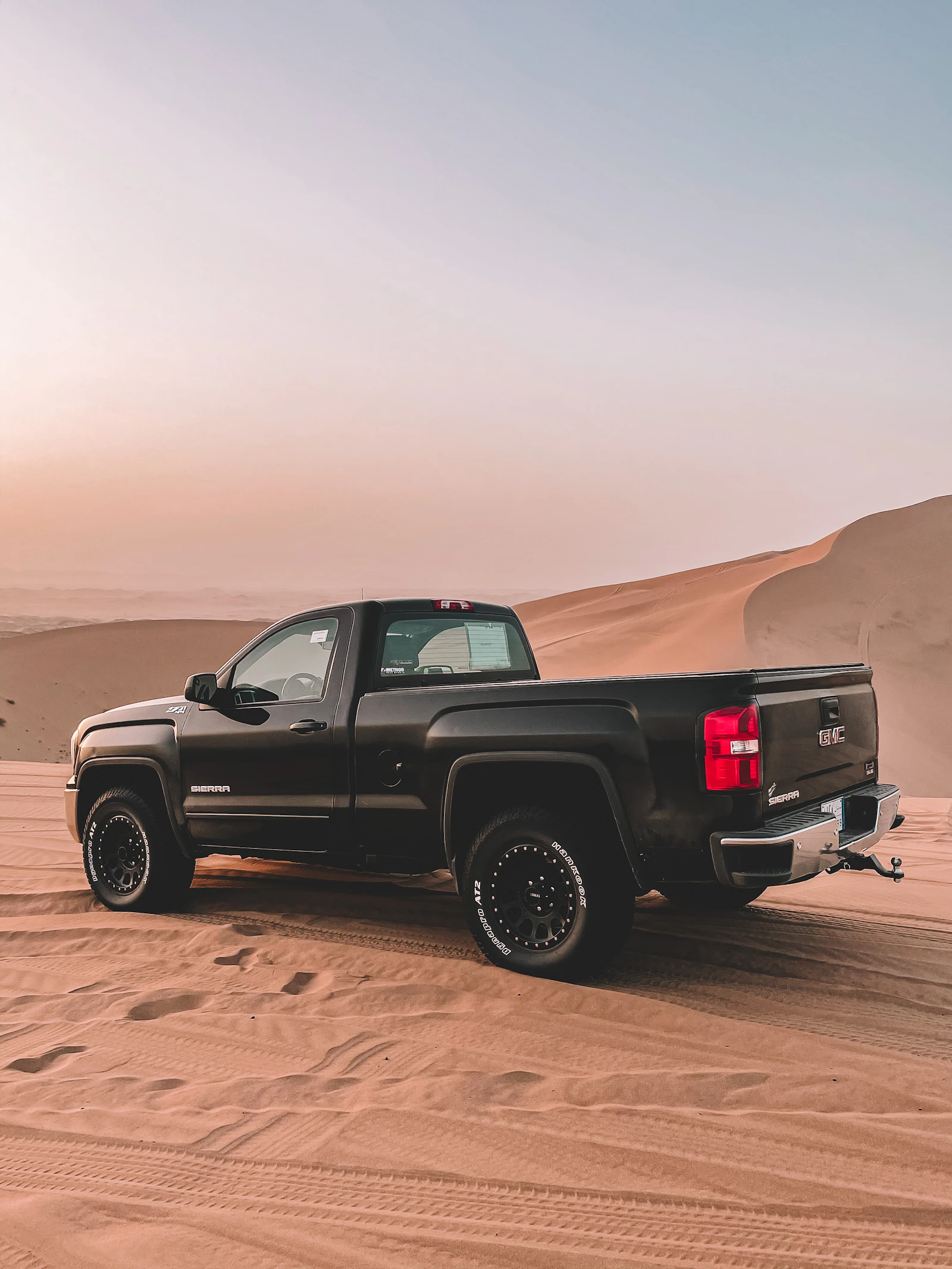 GMC Sierra noir dans le désert