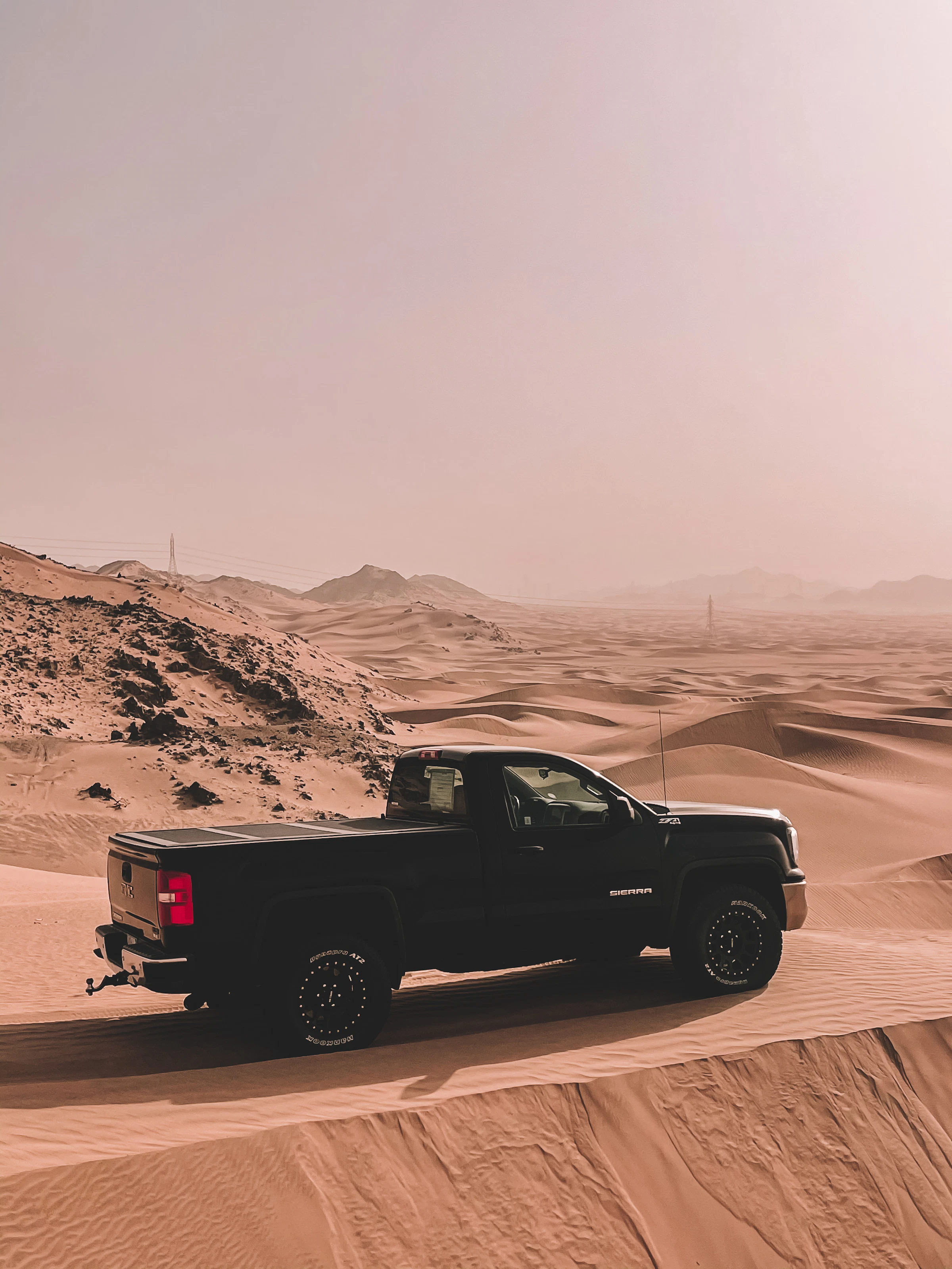 GMC Sierra noir traversant le désert