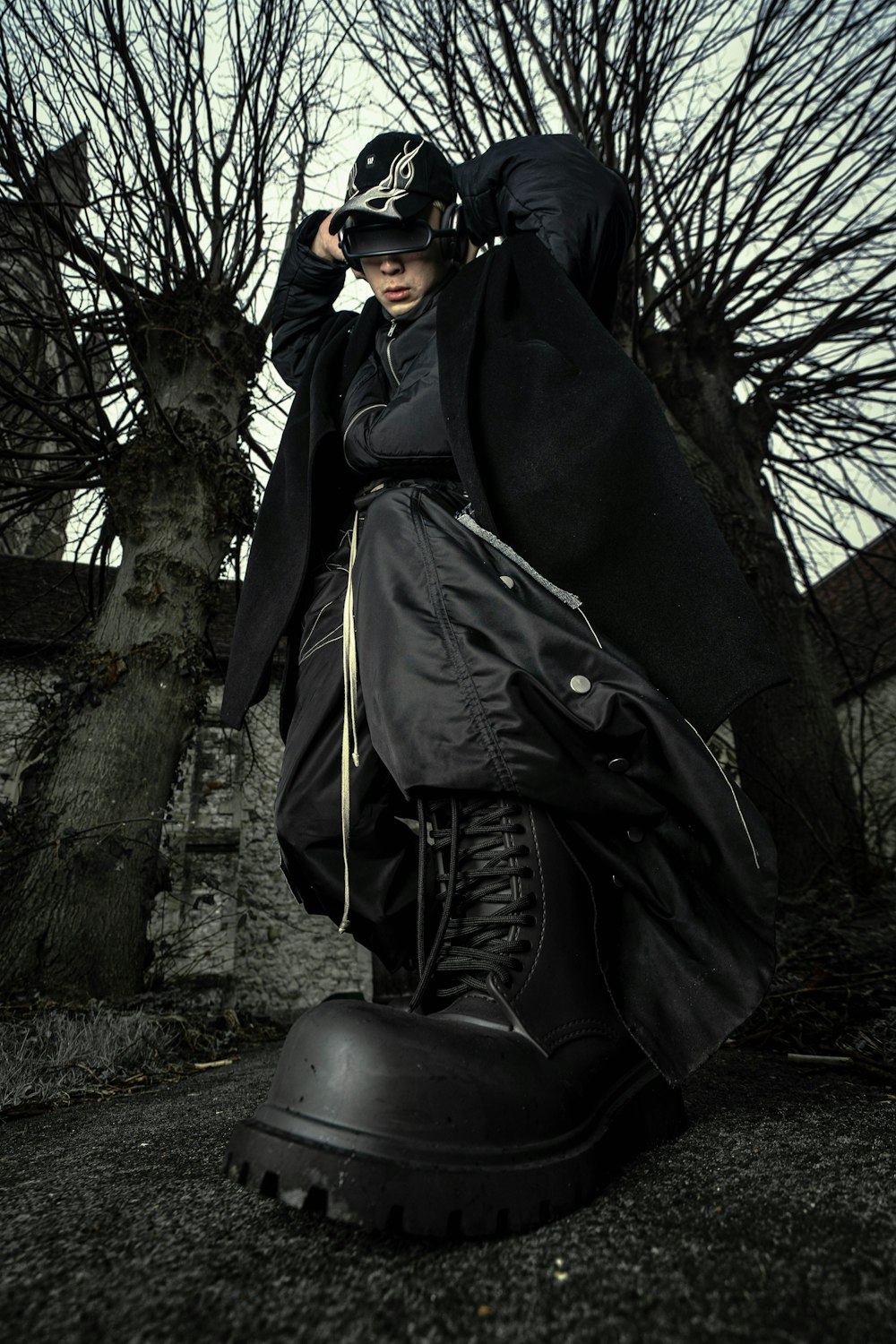 Une femme vêtue d’un manteau noir et de bottes