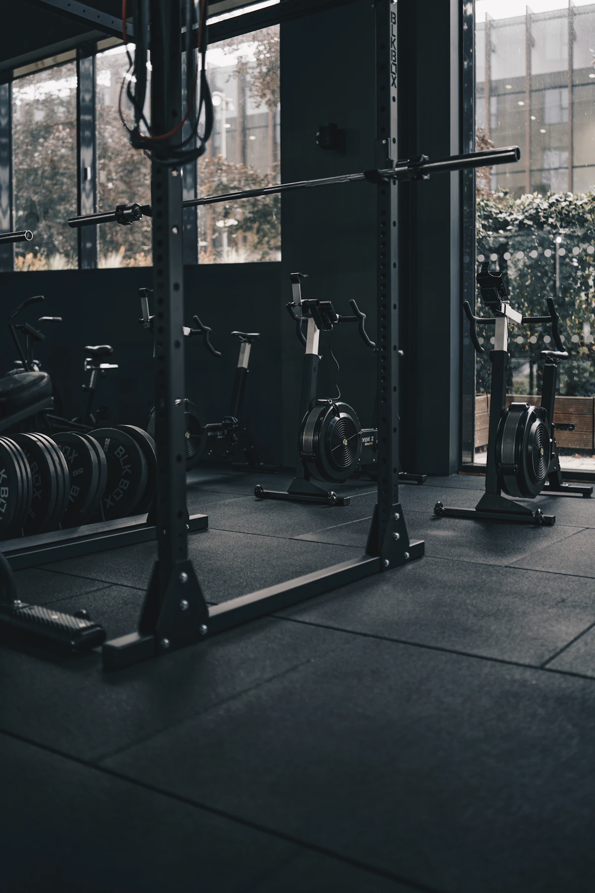 Salle de sports moderne en lumière naturelle avec équipements alignés