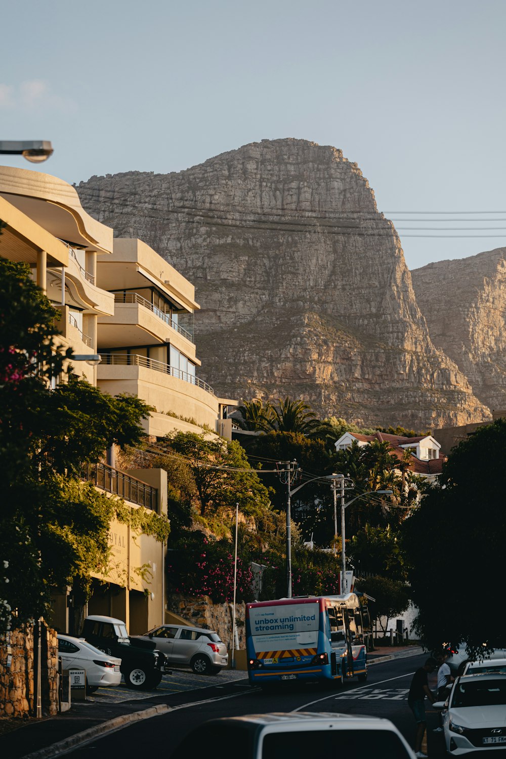 Una calle de la ciudad con una montaña al fondo