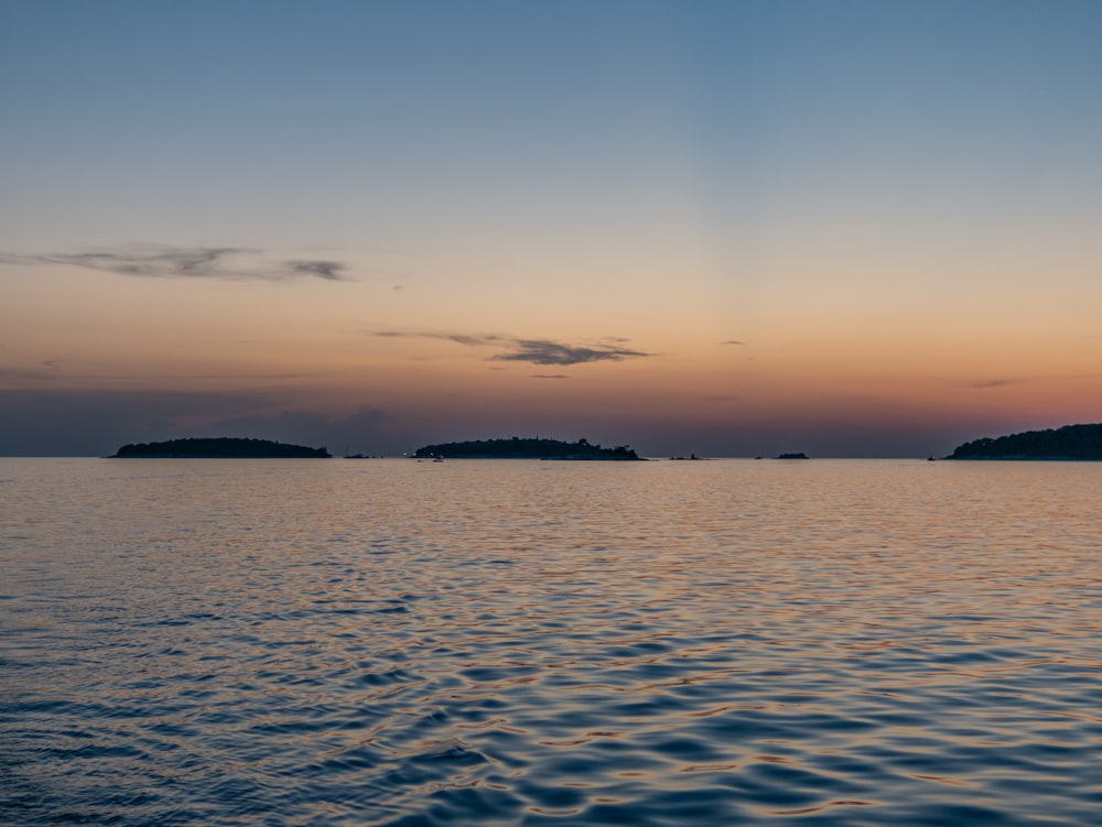 un plan d’eau avec quelques petites îles au loin