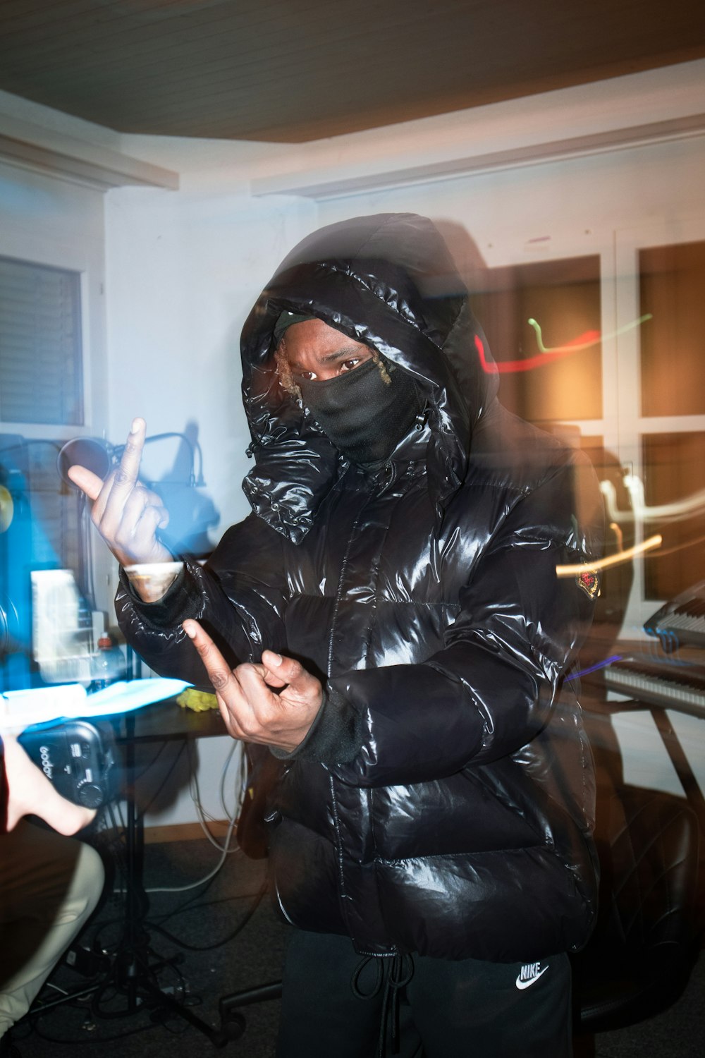 Un homme en veste noire et masque noir photo – Photo Fond d'atelier  Gratuite sur Unsplash
