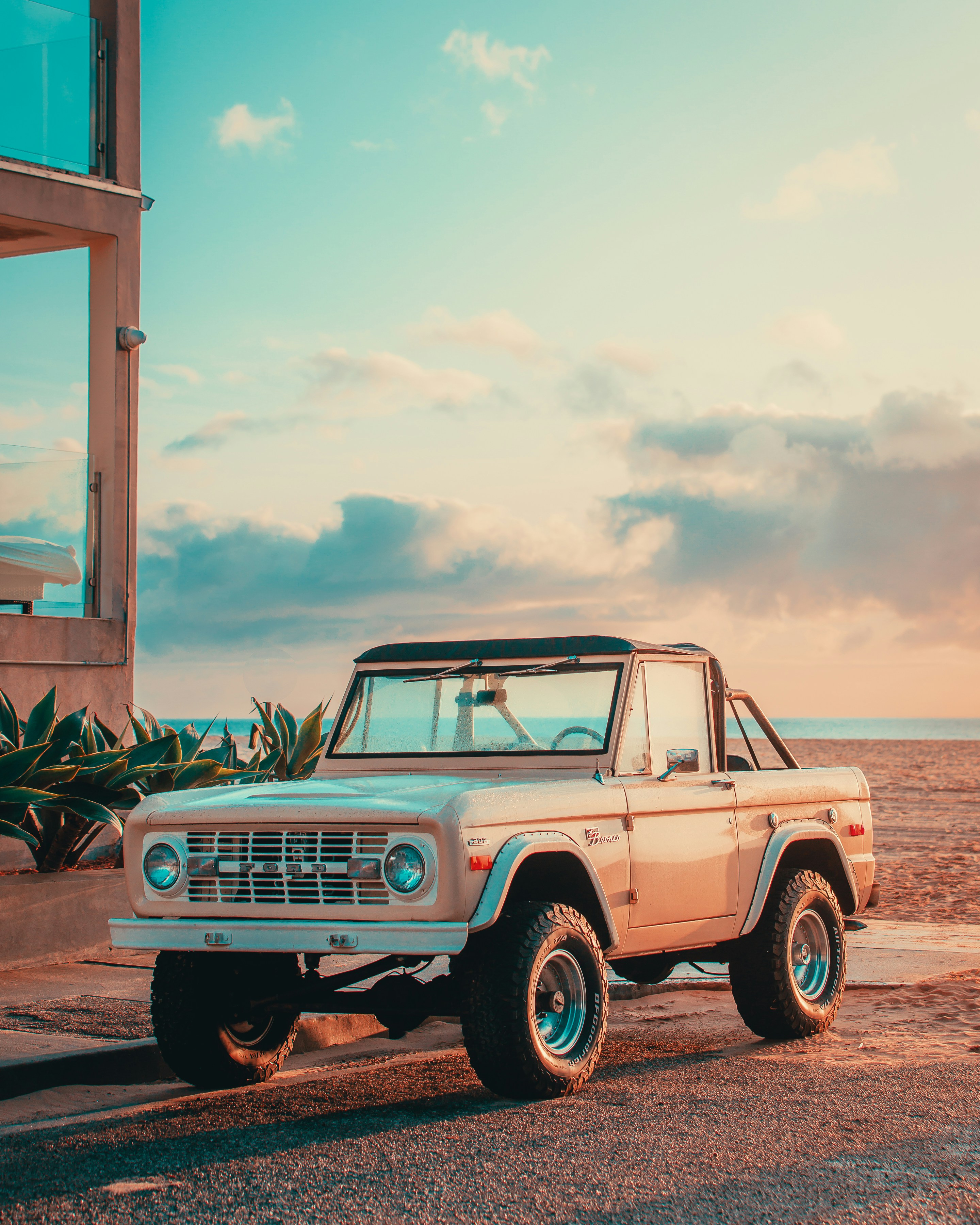 un camion stationné sur le bord de la route près d’un immeuble