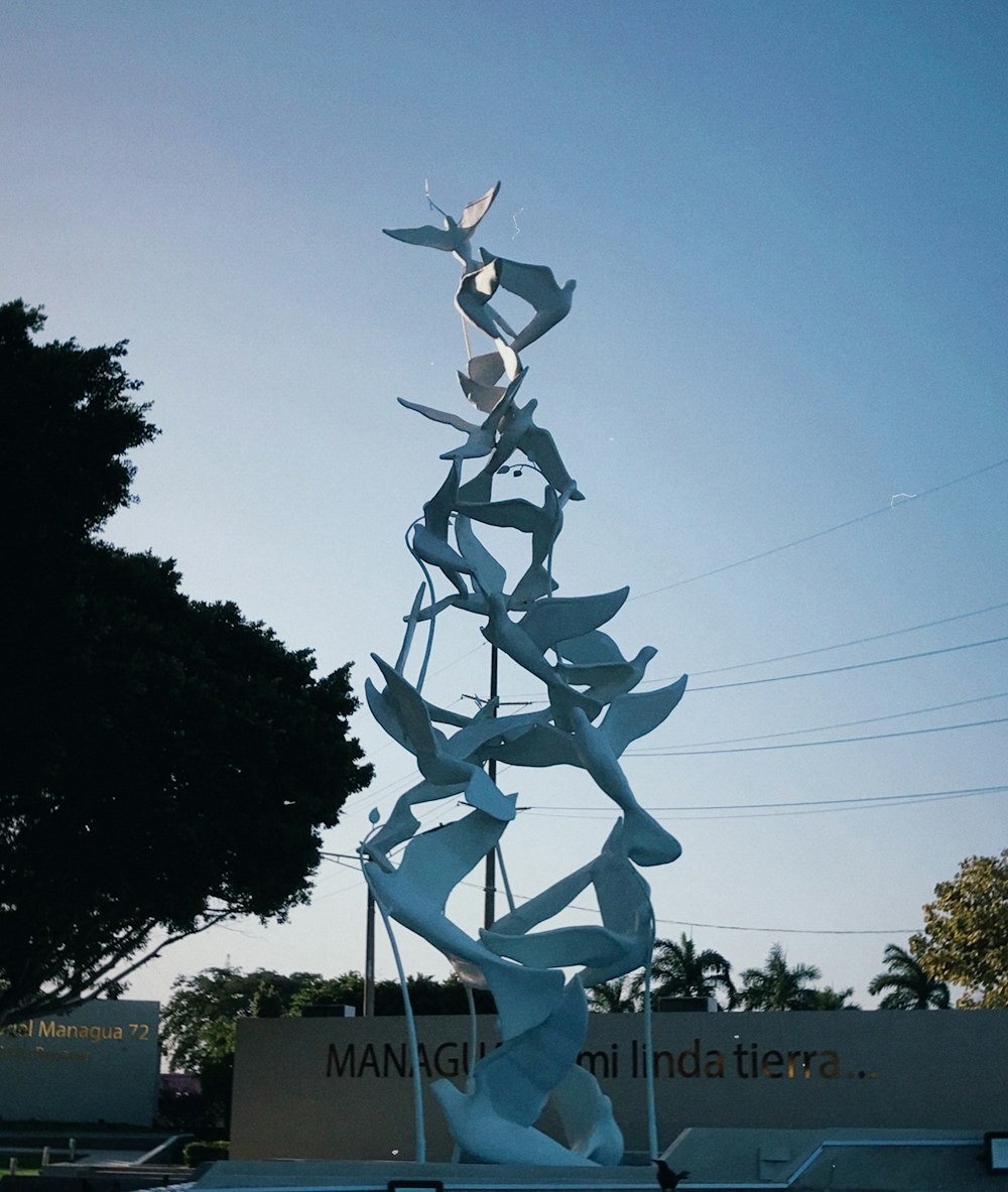 eine hohe Metallskulptur vor einem Gebäude