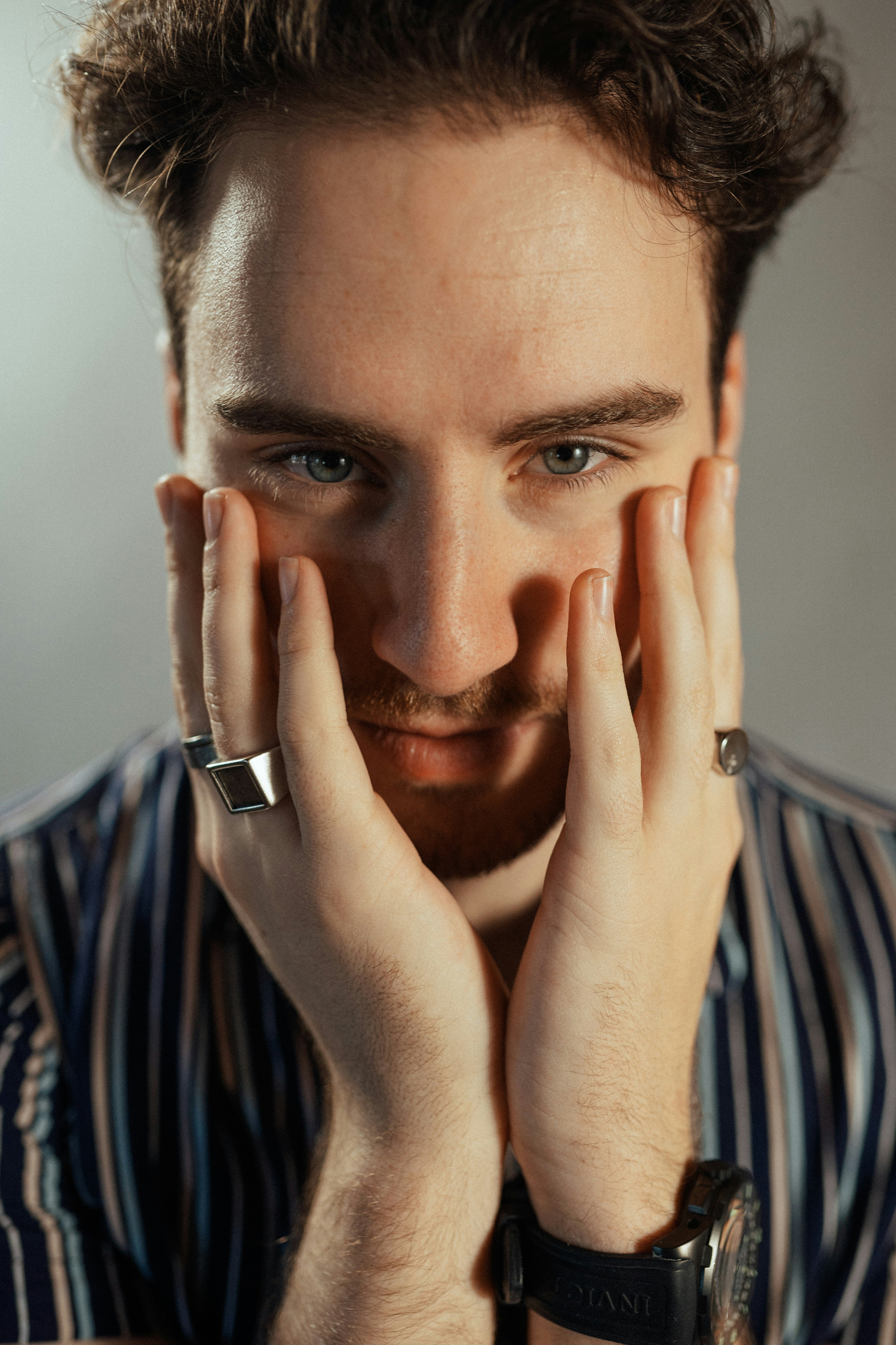 Ein Mann mit den Händen im Gesicht