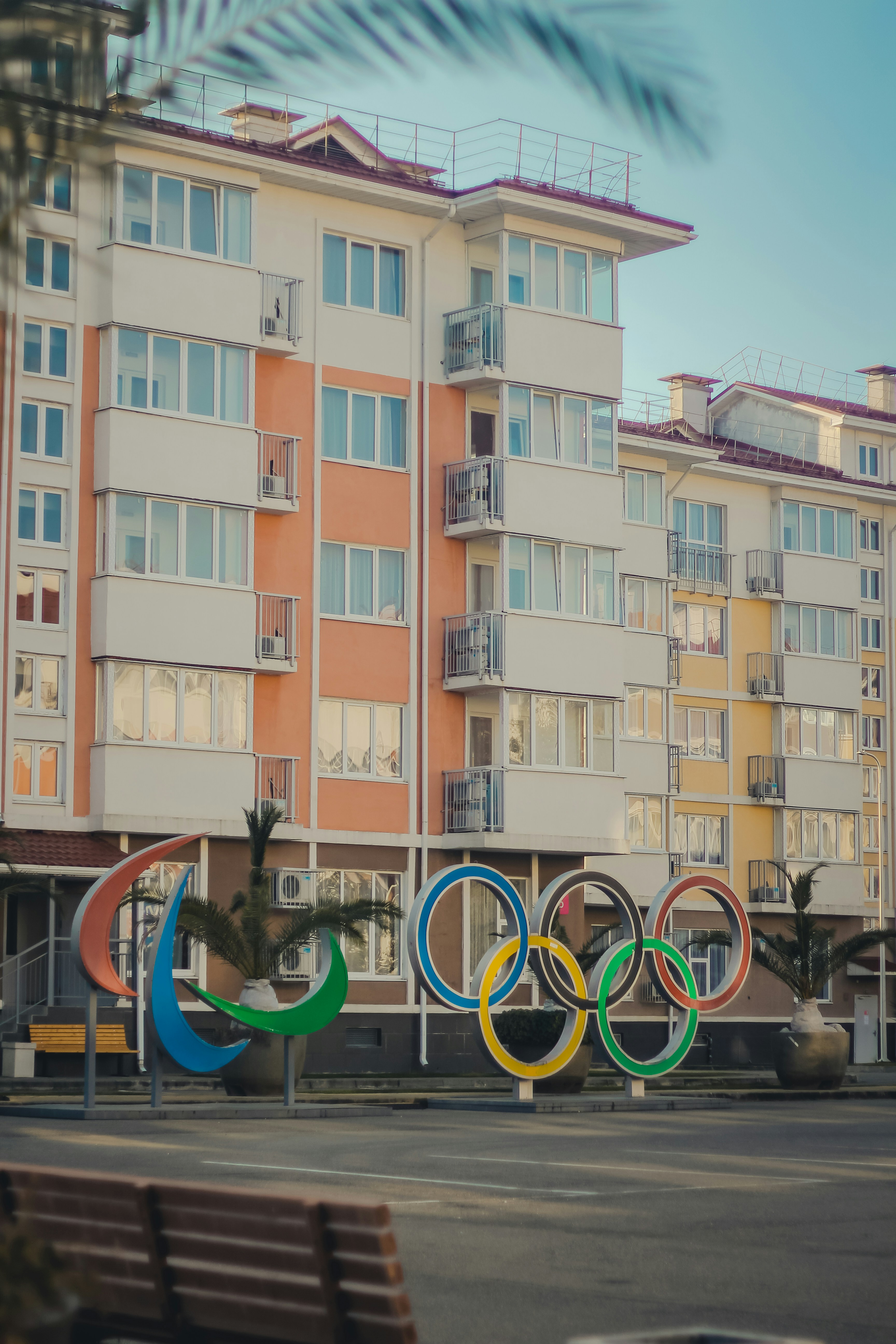 Cincin Olimpiade berada di depan sebuah gedung