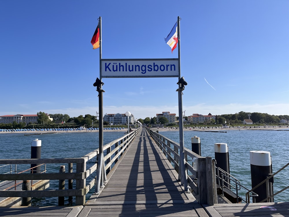 Un muelle de madera con un letrero que dice Kuhlungsborn