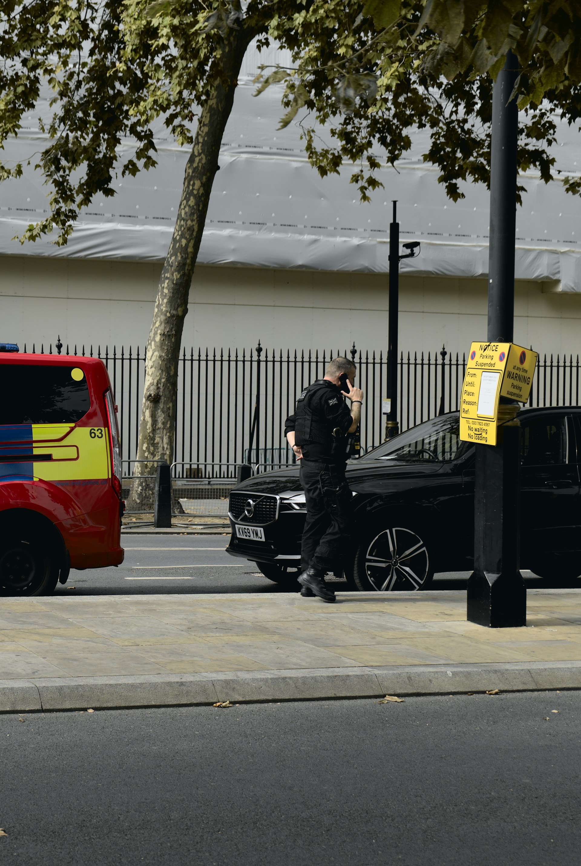 gray computer monitor