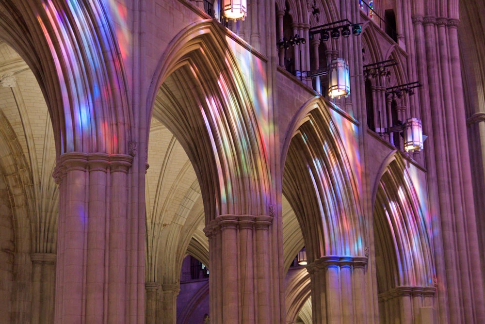 Una grande cattedrale con molta luce che entra dalle finestre