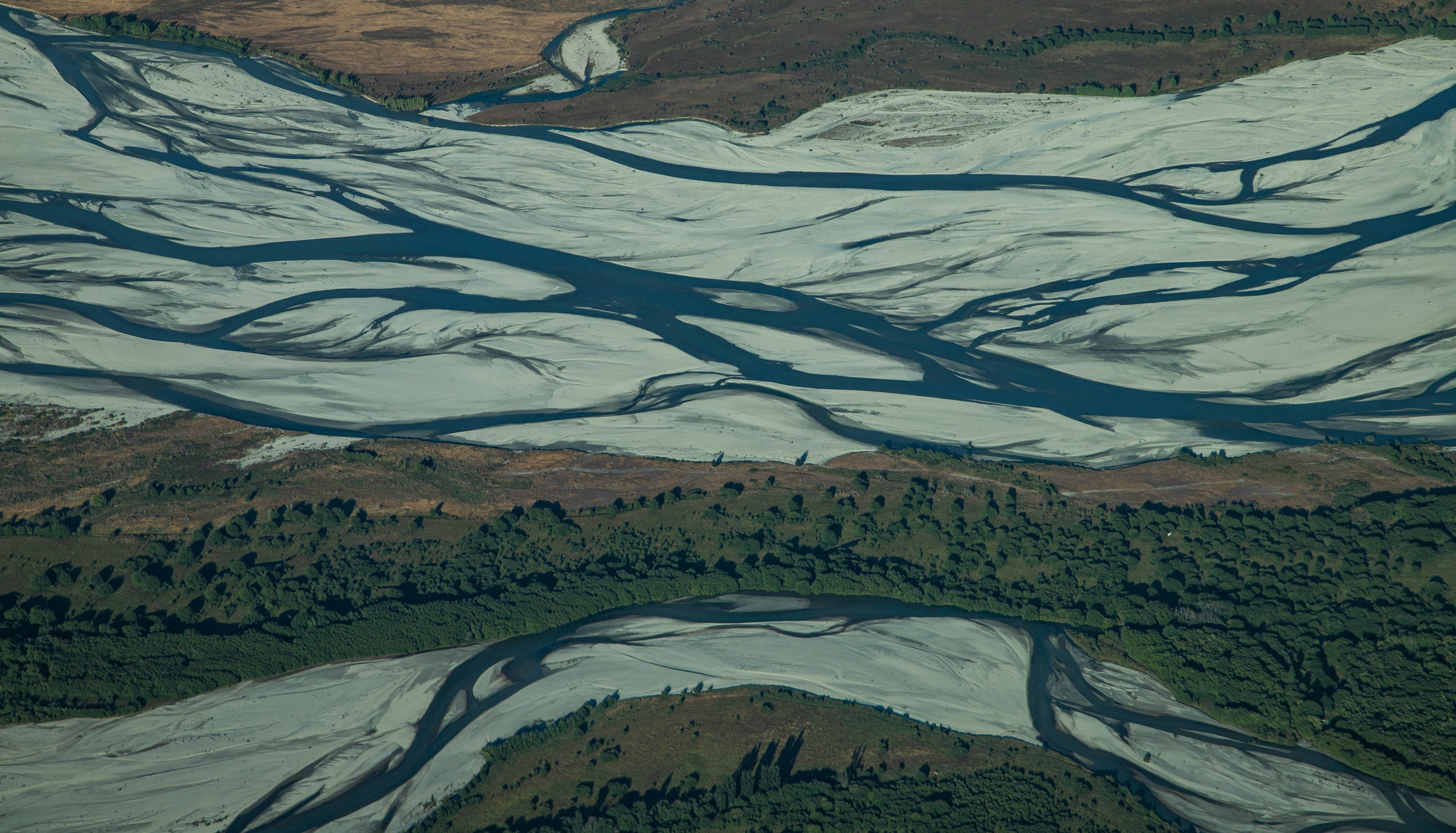 Luftaufnahme eines Flusses, der durch ein Tal fließt