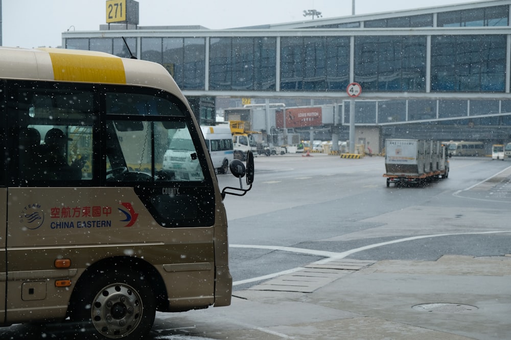 Ein Bus, der eine Straße neben einem Gebäude entlang fährt