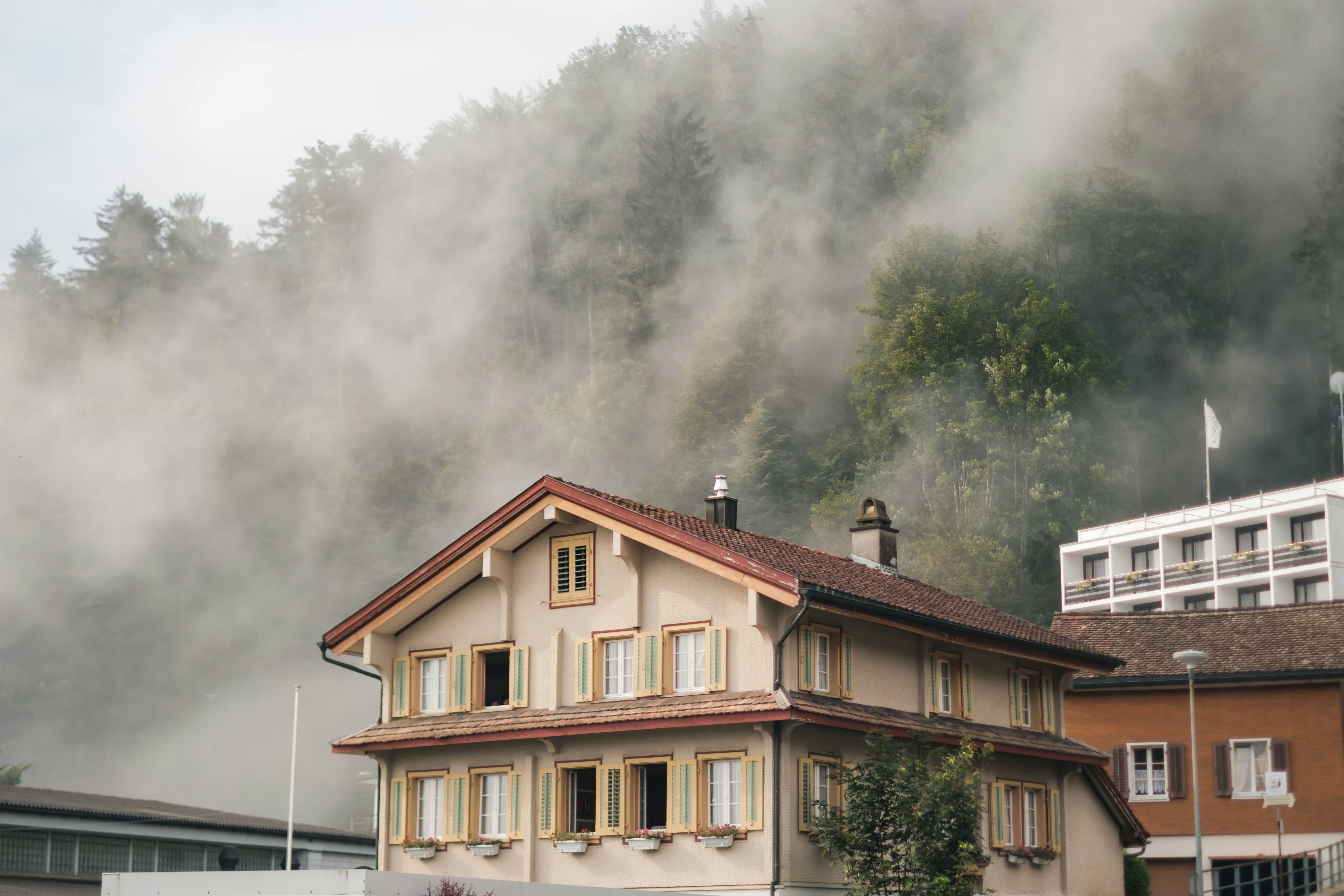 uma casa com uma montanha ao fundo