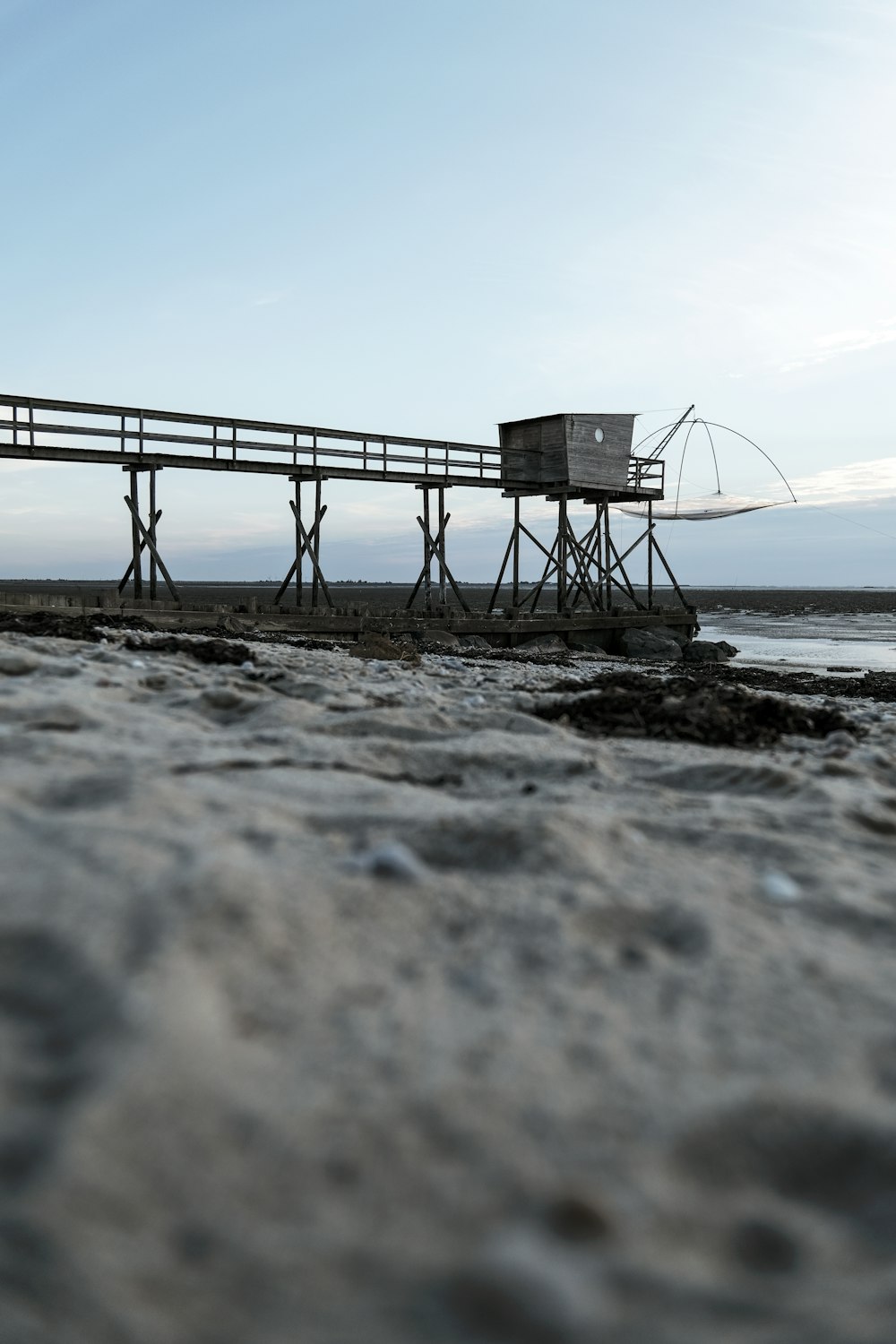 砂浜の上に座っている木製の桟橋