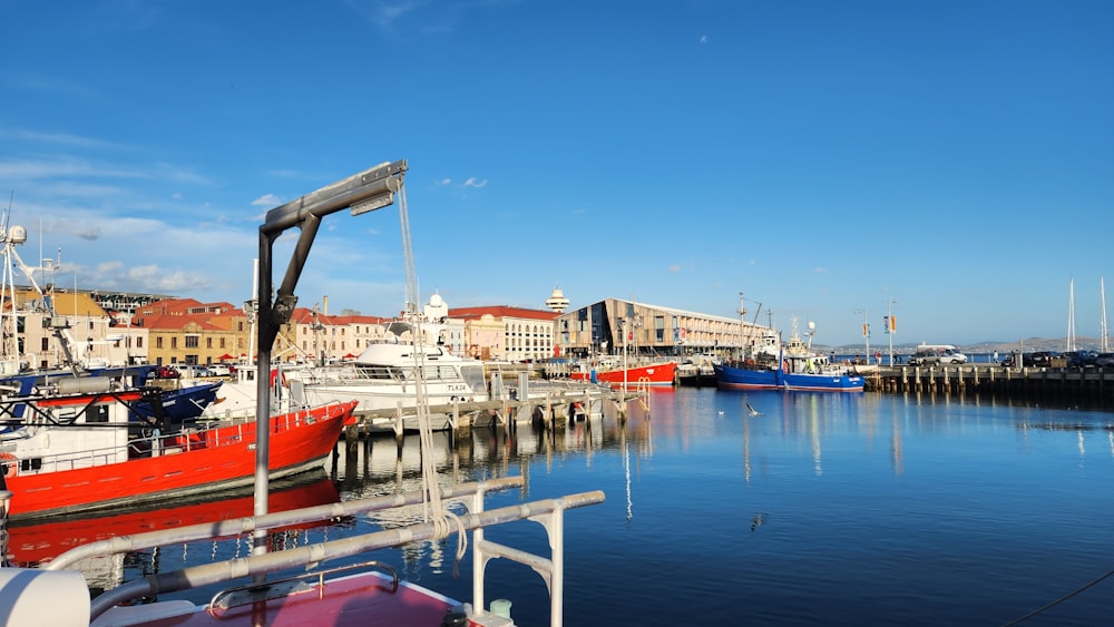 Una barca rossa è ormeggiata in un porto