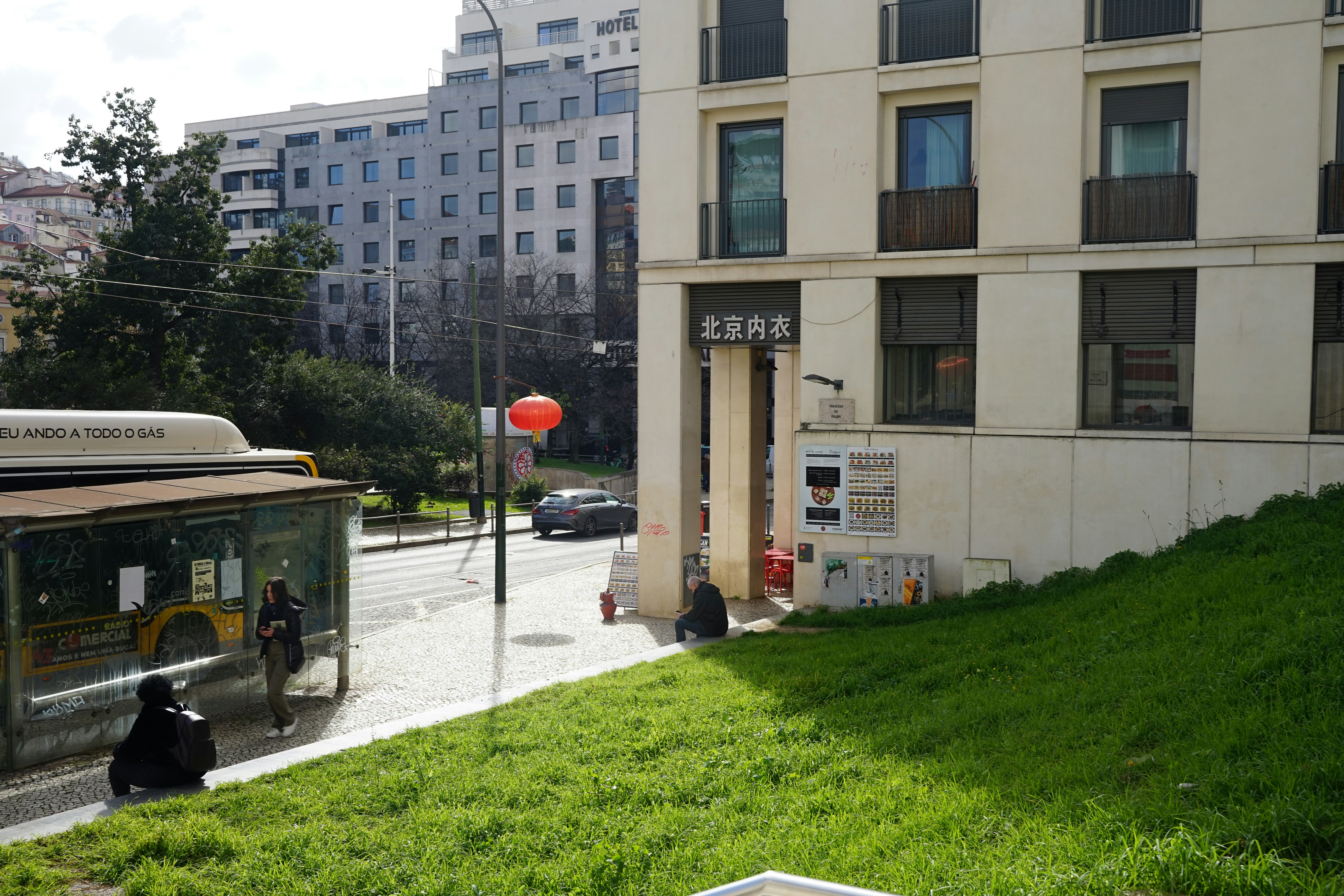 Ein Bus parkt am Straßenrand neben einem Gebäude