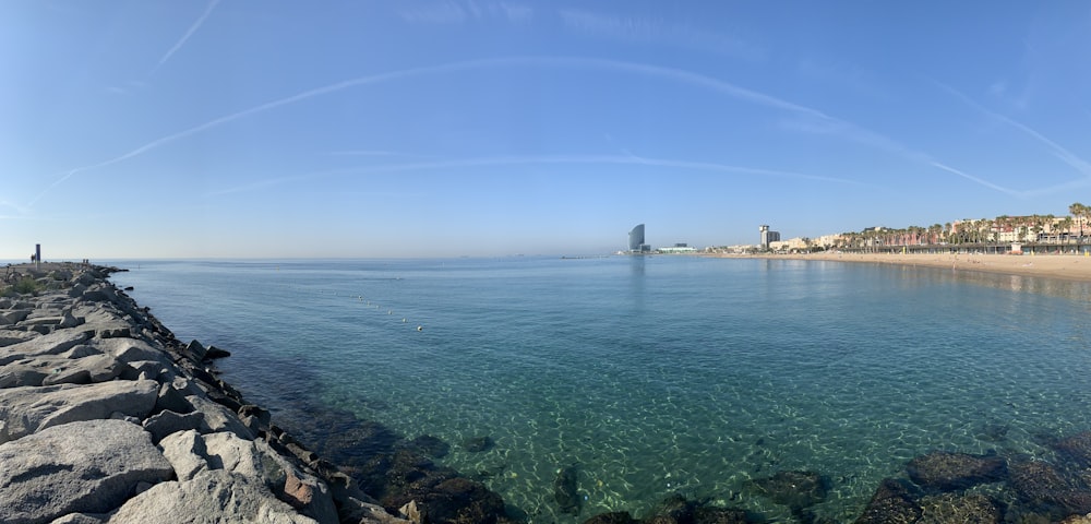 une vue sur une plage et un plan d’eau