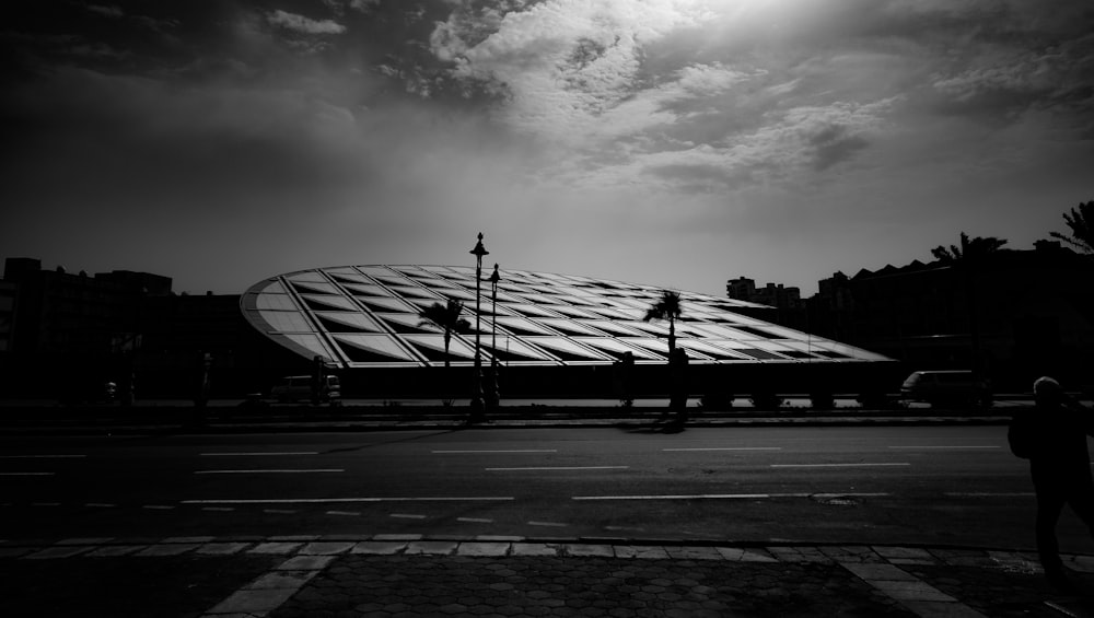 una foto in bianco e nero di un edificio