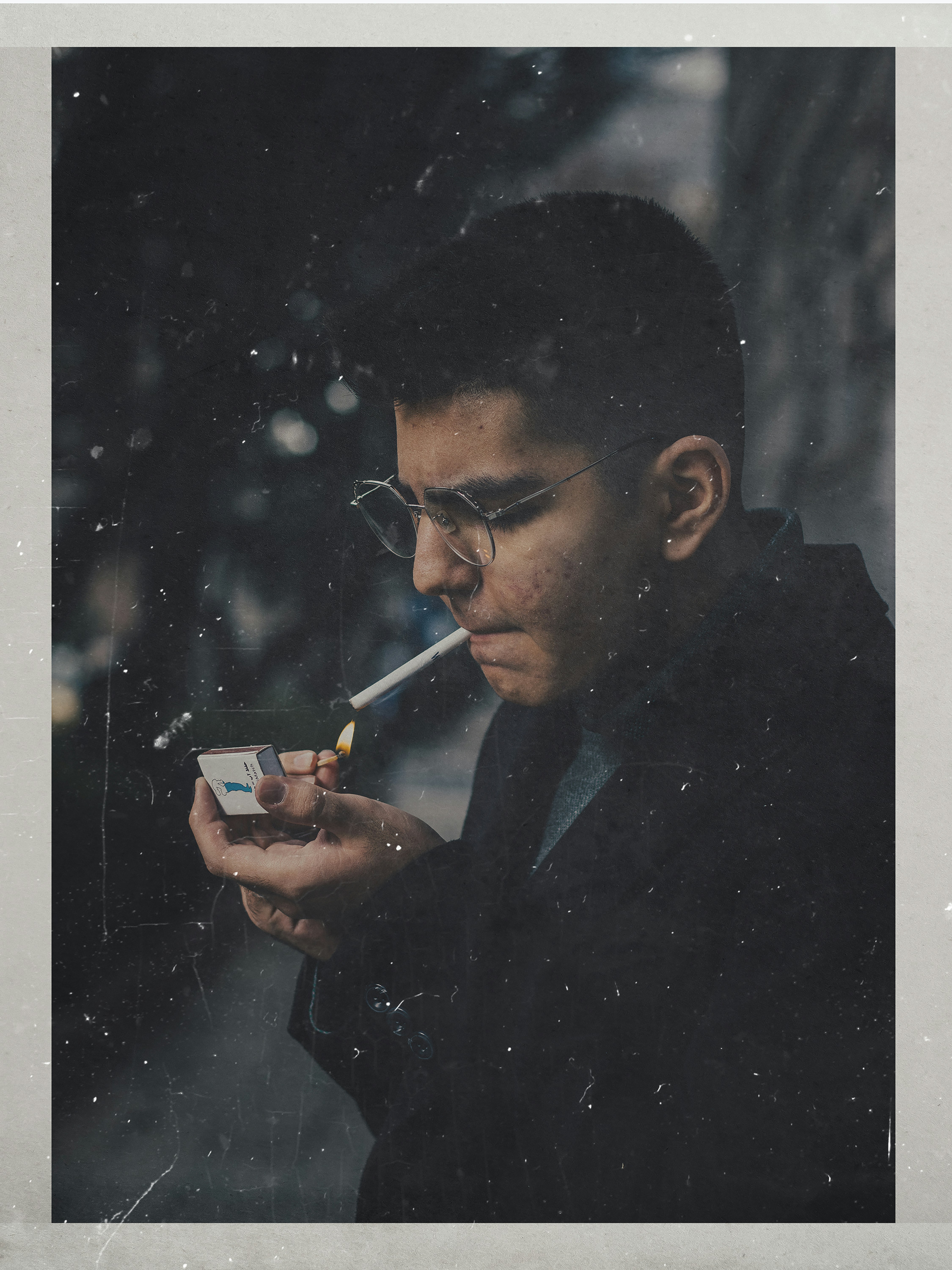 un hombre fumando un cigarrillo y sosteniendo un encendedor