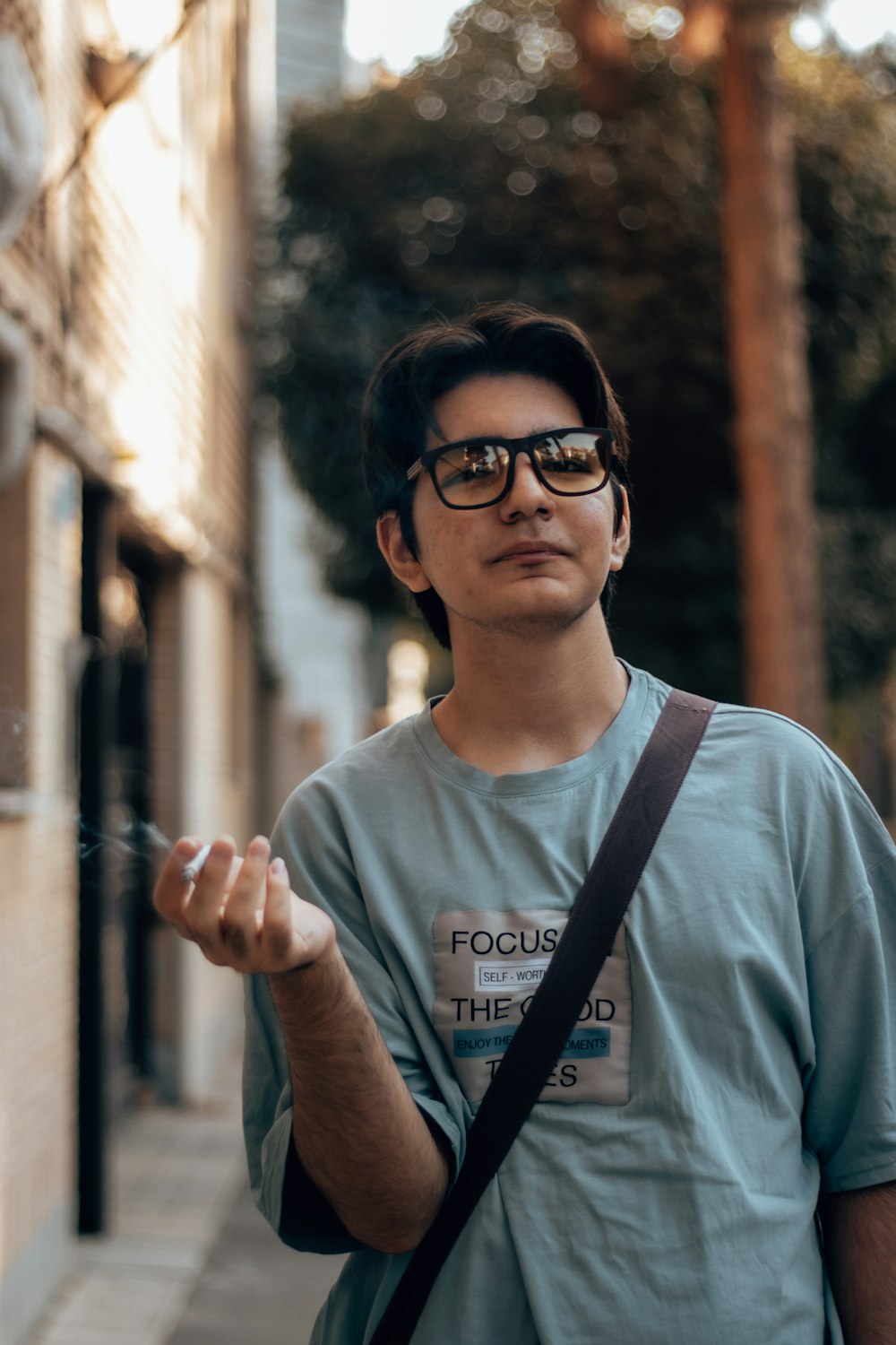 Un homme fumant une cigarette dans une rue de la ville